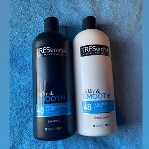 TRESemmé Touchable Softness Anti
Frizz
Conditioner and Shampoo Smooth and
silky